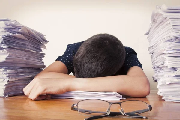 Studente bambino alla scrivania, scuola — Foto Stock