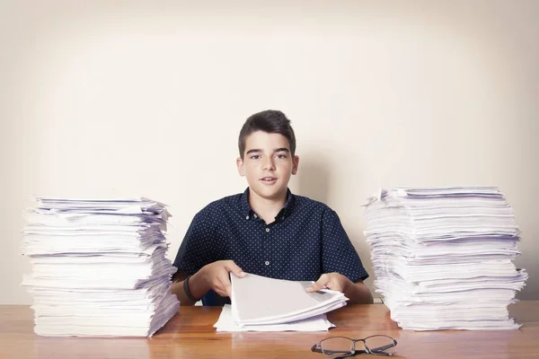 Barn student vid skrivbordet, skola — Stockfoto