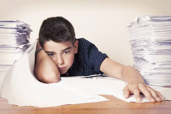 Niño estudiante en el escritorio, escuela —  Fotos de Stock