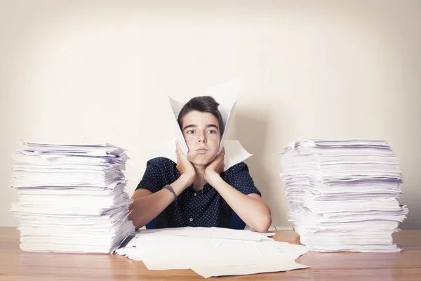 Niño estudiante en el escritorio, escuela — Foto de Stock