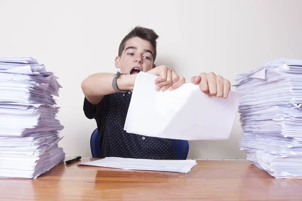 Estudiante en el escritorio — Foto de Stock