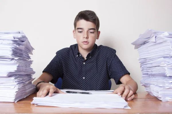 Estudiante en el escritorio — Foto de Stock