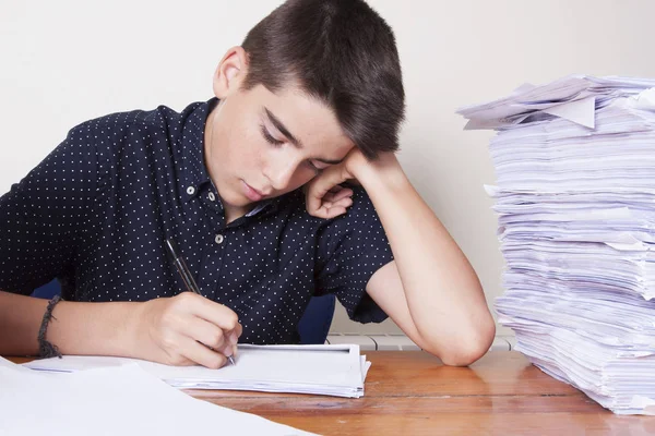 Student op het Bureau — Stockfoto