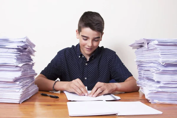 Niño que trabaja en la escuela — Foto de Stock