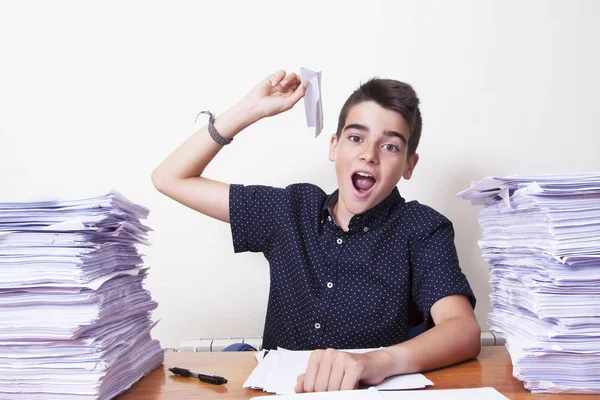 Criança que trabalha na escola — Fotografia de Stock