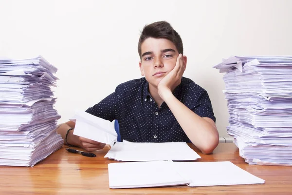 Niño que trabaja en la escuela — Foto de Stock