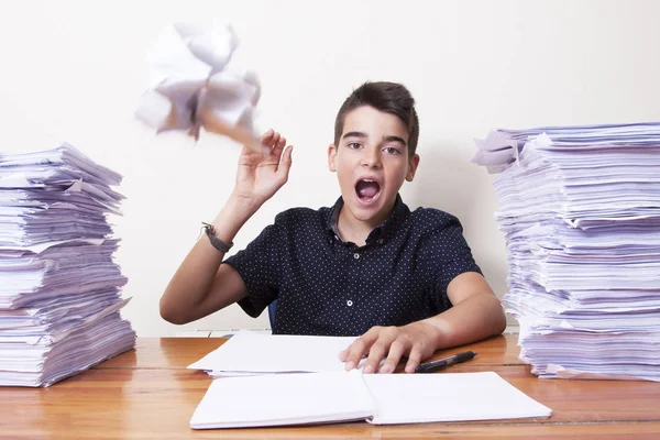 Niño que trabaja en la escuela — Foto de Stock