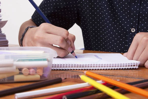 Okulda çalışan çocuğun elleri