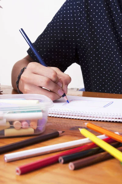 Okulda çalışan çocuğun elleri