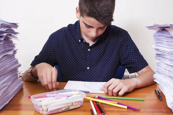 Bambino che lavora nella scuola — Foto Stock