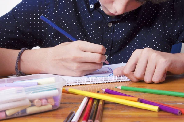 Kind op de school werken — Stockfoto