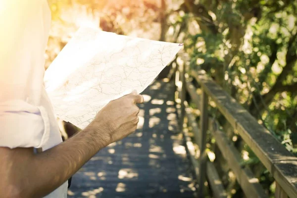 Traveler's händer med karta — Stockfoto