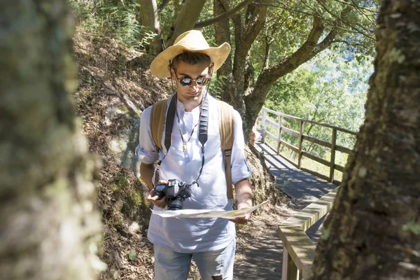 Viajes jóvenes y exploración —  Fotos de Stock