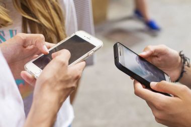 cep telefonları ile gençlerin grup 