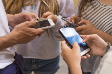 cep telefonları ile gençlerin grup 