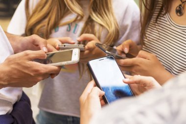 cep telefonları ile gençlerin grup 