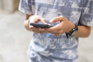 sokakta cep telefonu ile el