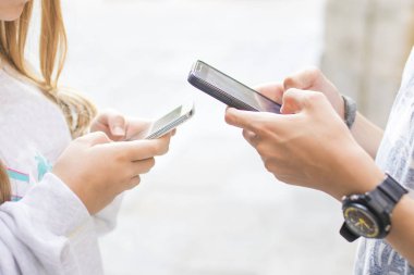 sohbet ve oyun telefonlar ile arkadaş grubu