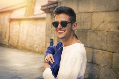 adam sokakta zaferi kutluyor