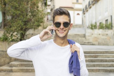 Cep telefonlu genç adam.