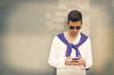 Cep telefonlu genç adam.