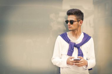 Cep telefonlu genç adam.