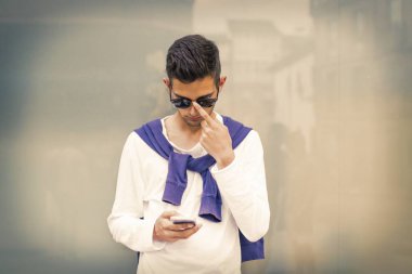 cep telefonu ile genç adam 