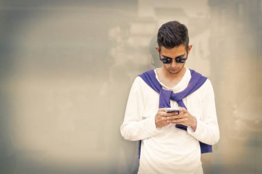 cep telefonu ile genç adam 