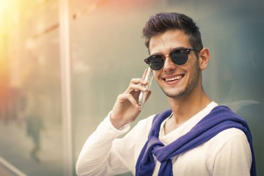 cep telefonu ile genç adam 