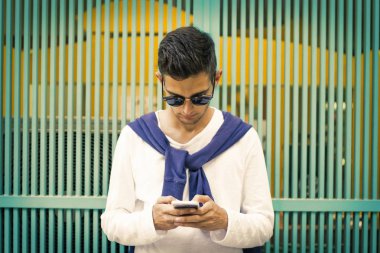 cep telefonu ile genç adam 