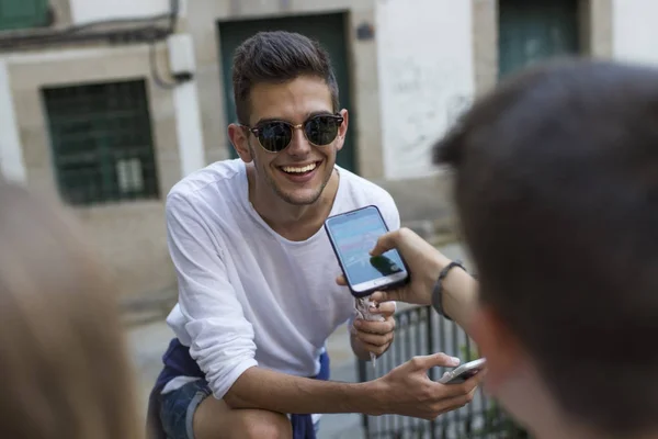 Ungdomsgrupp Med Mobiltelefon Gatan — Stockfoto