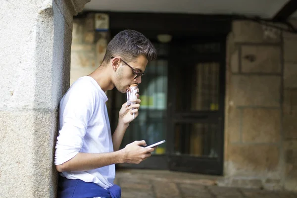 Joven Adolescente Con Teléfono Móvil Helado Calle Ciudad — Foto de Stock