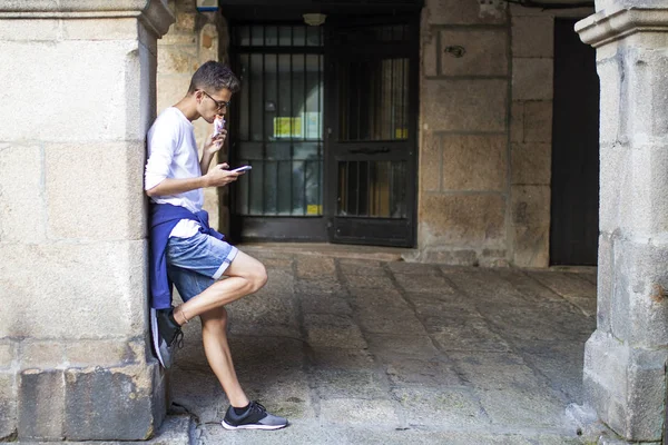 cep telefonu ve dondurma şehir sokak üzerinde olan genç genç adam