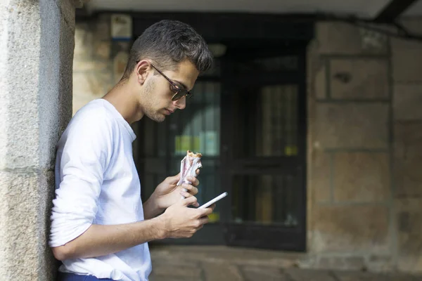 Jovem Adolescente Com Telefone Celular Sorvete Rua Cidade — Fotografia de Stock