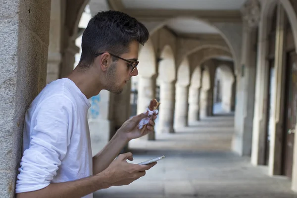 Jovem Adolescente Com Telefone Celular Sorvete Rua Cidade — Fotografia de Stock