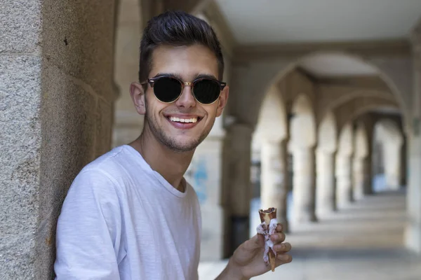 Εφηβική Νέος Άνθρωπος Στο Δρόμο Παγωτό — Φωτογραφία Αρχείου