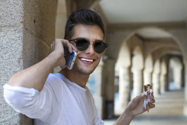 Jonge Tiener Man Met Mobiele Telefoon Ijs Stad Straat — Stockfoto