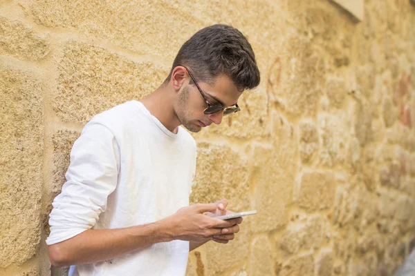 Retrato Jóvenes Sonriendo Con Teléfono Móvil Ciudad — Foto de Stock