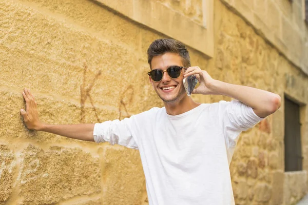 Retrato Jovens Sorrindo Com Telefone Celular Cidade — Fotografia de Stock