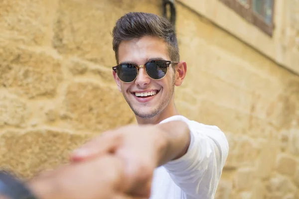 Young Man Grabbing His Hand Smiling Street — Stock Photo, Image