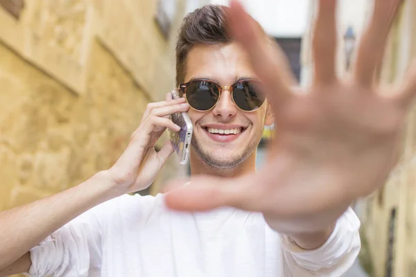 Retrato Jovem Sorridente Falando Celular Cobrindo Com Mão — Fotografia de Stock