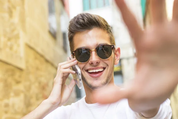 Retrato Jovens Sorrindo Com Telefone Celular Cidade — Fotografia de Stock