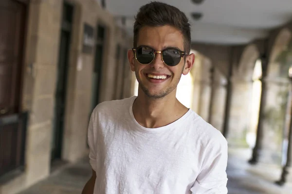 Joven Sonriente Calle Ciudad — Foto de Stock