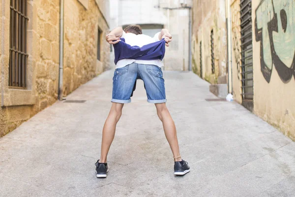 Homem na rua comemorando — Fotografia de Stock