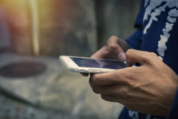 Mano con teléfono móvil — Foto de Stock