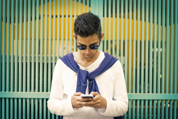 Mladý muž s mobil — Stock fotografie