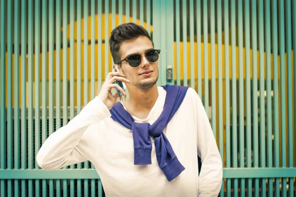 cep telefonu ile genç adam 