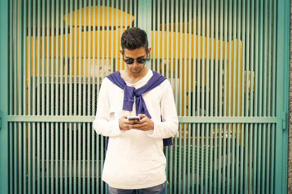 cep telefonu ile genç adam 