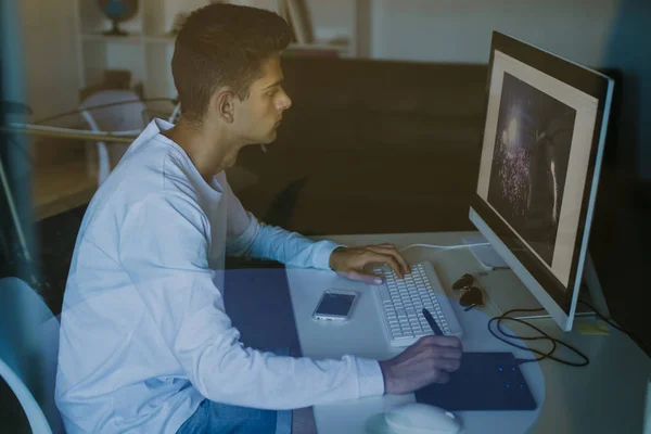 Jovens com o computador — Fotografia de Stock