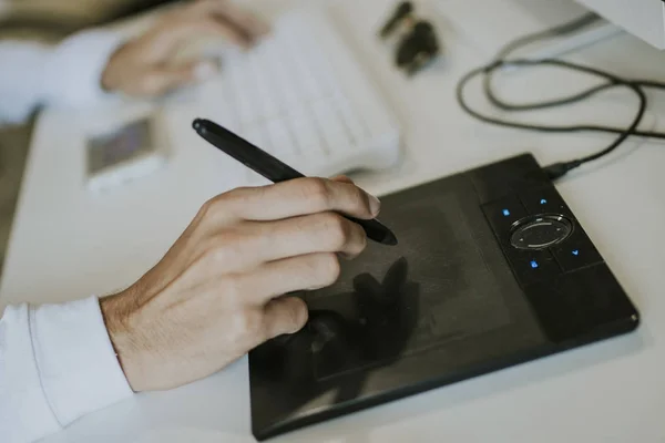 Hand with digital tablet — Stock Photo, Image